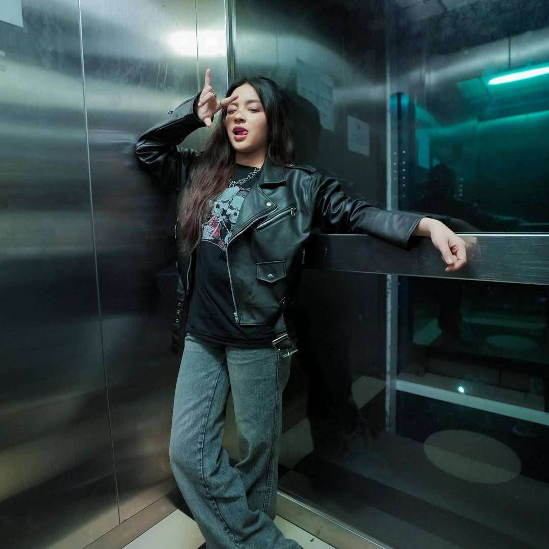 Hobi Nyanyi dan Dance (instagram.com/elsaajapasal)